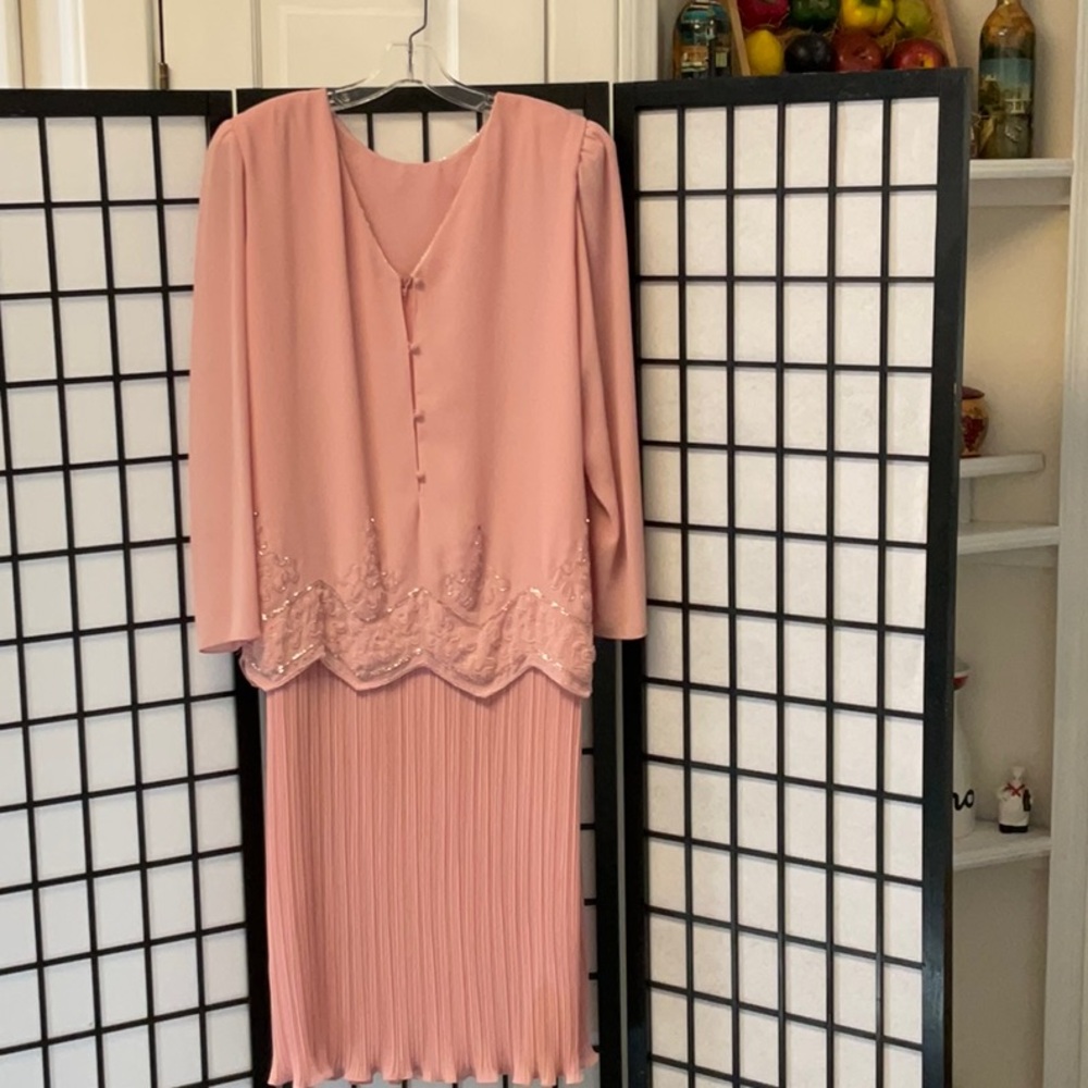 Beautiful dress great for wedding size 18 shoulder pads